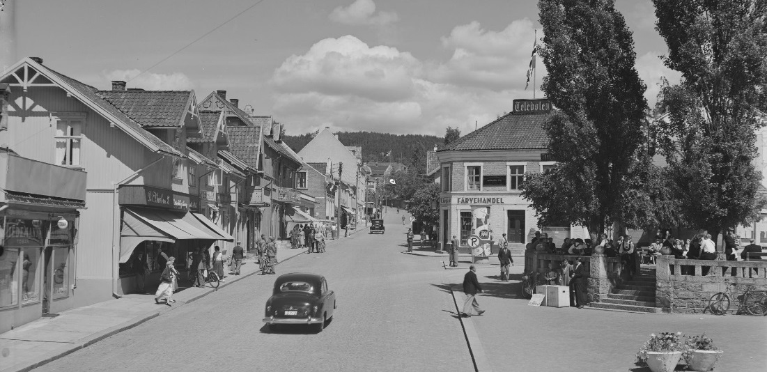Storgtata på Notodden 1952. Normanns Kunstforlag. Nasjonalbiblioteket